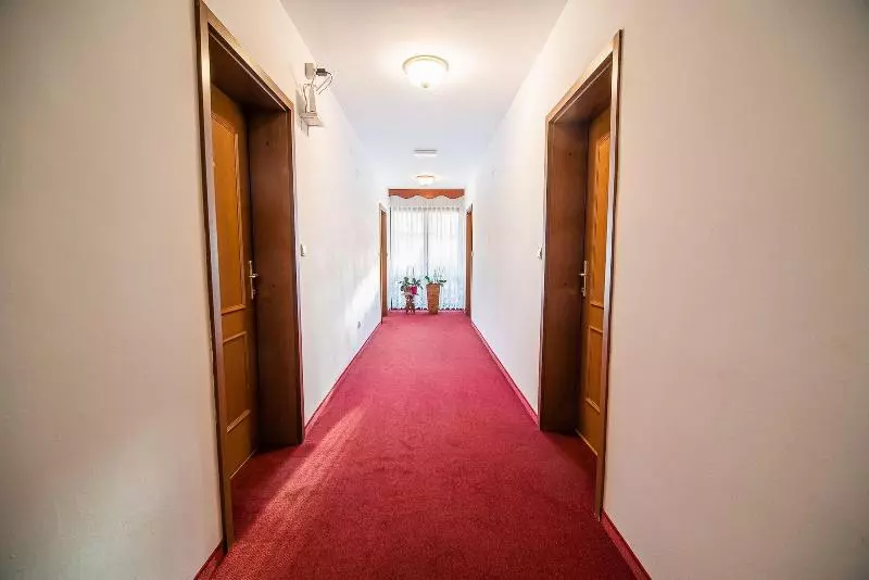 هتل Guesthouse Leski Dvor