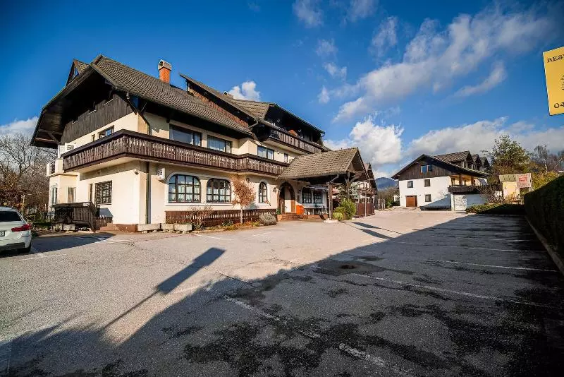 هتل Guesthouse Leski Dvor
