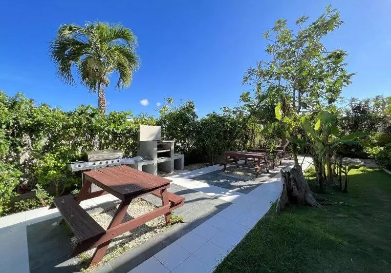 هتل Deluxe Studios Playa Los Corales