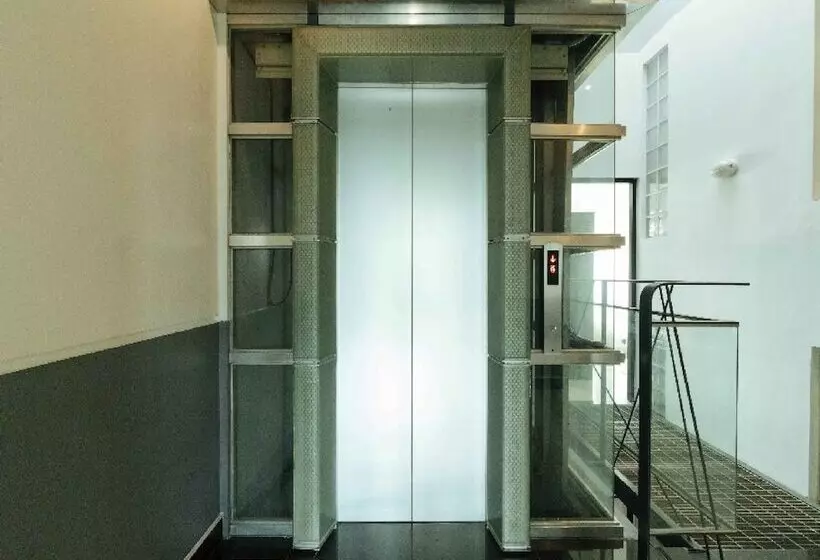 ホテル Reddoorz Plus At Banawe Quezon City