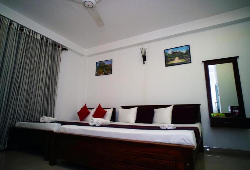 בית מלון כפרי Airport 4 Season Transit