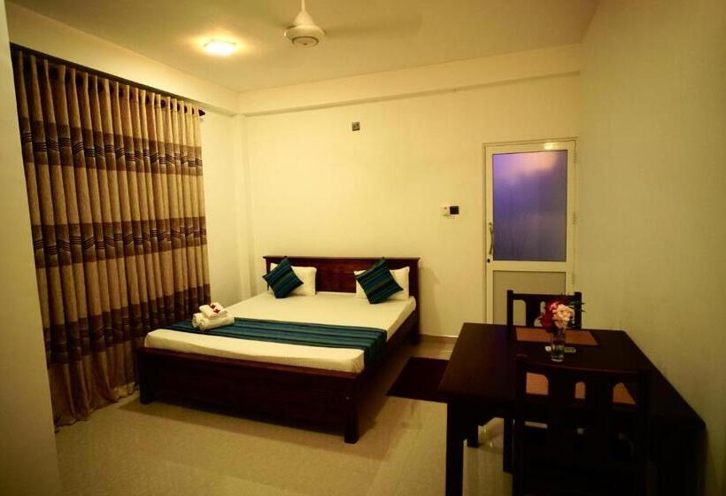 בית מלון כפרי Airport 4 Season Transit