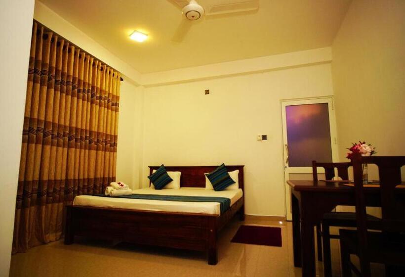 בית מלון כפרי Airport 4 Season Transit