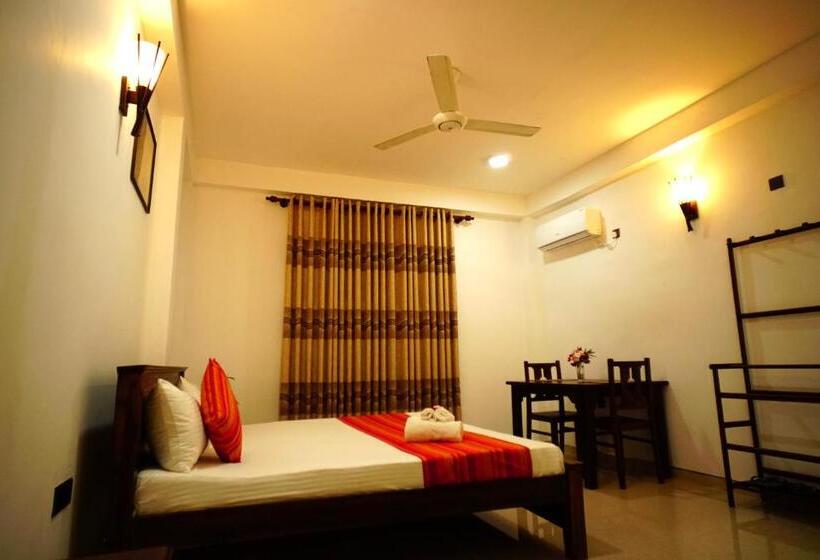 בית מלון כפרי Airport 4 Season Transit