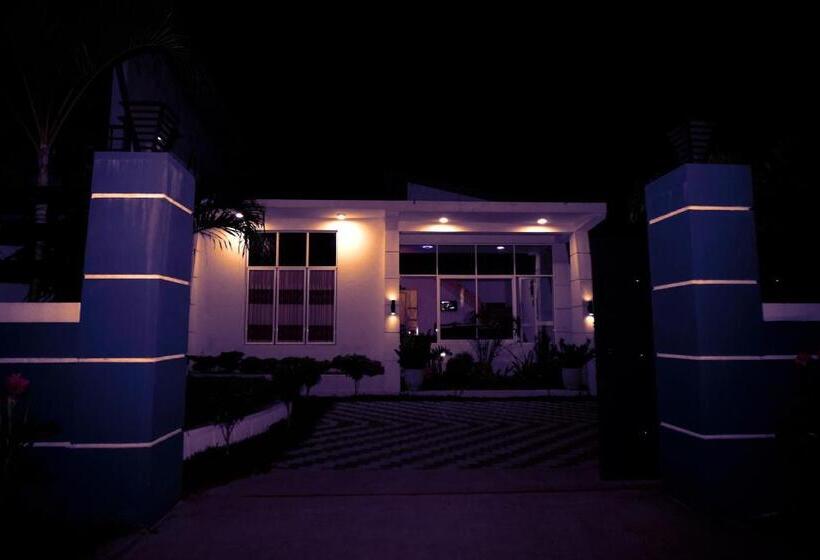 בית מלון כפרי Airport 4 Season Transit