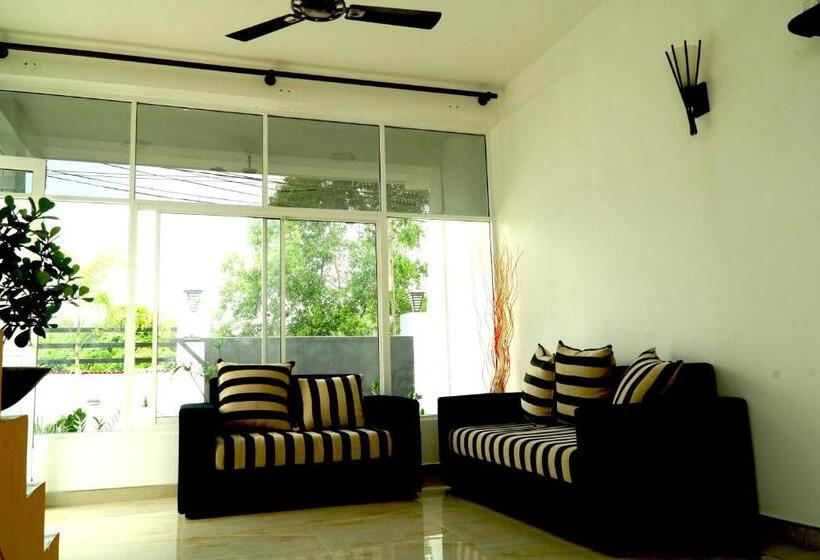 בית מלון כפרי Airport 4 Season Transit