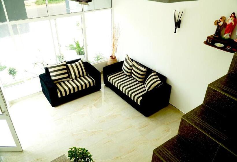 בית מלון כפרי Airport 4 Season Transit