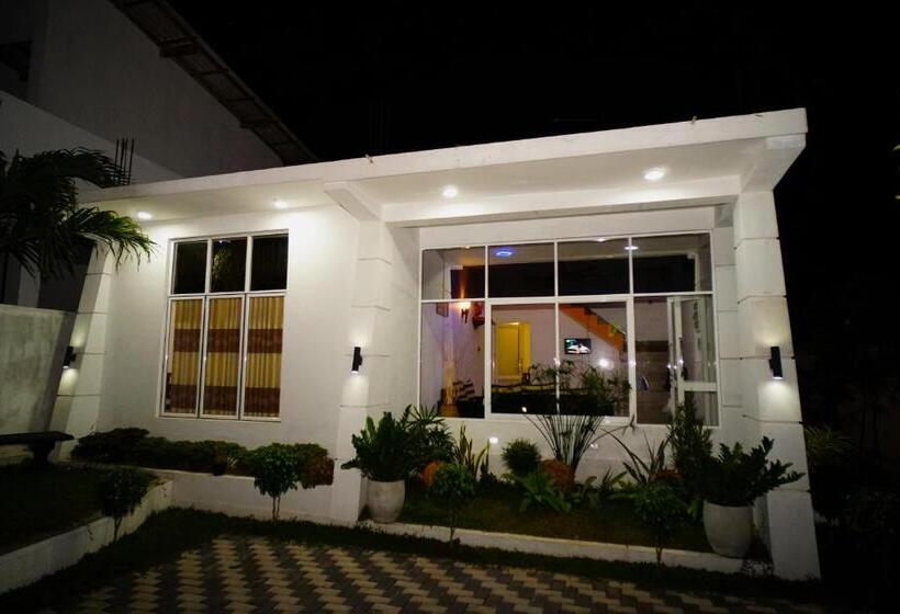 בית מלון כפרי Airport 4 Season Transit