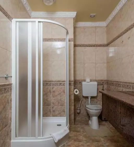 Hotelli Bíbic és Tüskevár étterem és Horgásztó