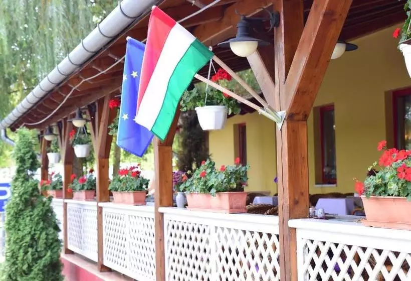 Hotelli Bíbic és Tüskevár étterem és Horgásztó