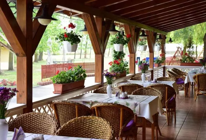 Hotelli Bíbic és Tüskevár étterem és Horgásztó