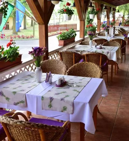 Hotelli Bíbic és Tüskevár étterem és Horgásztó