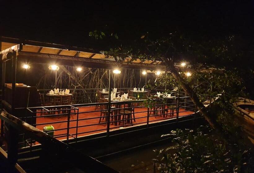 בית מלון כפרי Nature Cabanas & Floating Restaurant