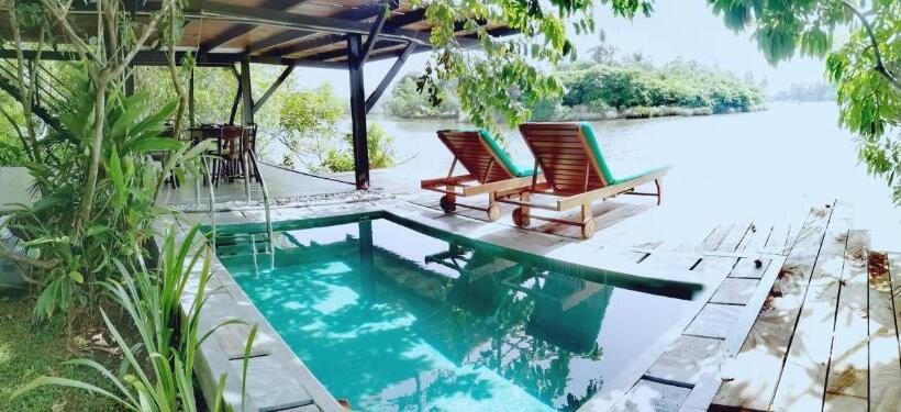 בית מלון כפרי Nature Cabanas & Floating Restaurant