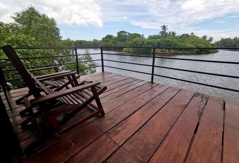 בית מלון כפרי Nature Cabanas & Floating Restaurant