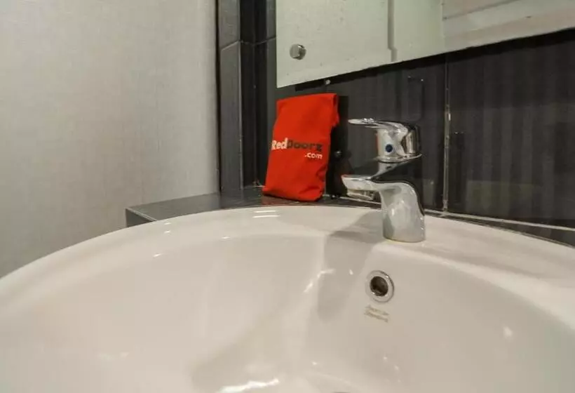 Hotelli Reddoorz Plus Near Soekarno Hatta Airport 2