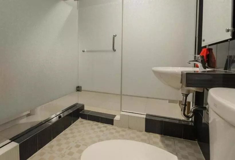 Hotelli Reddoorz Plus Near Soekarno Hatta Airport 2