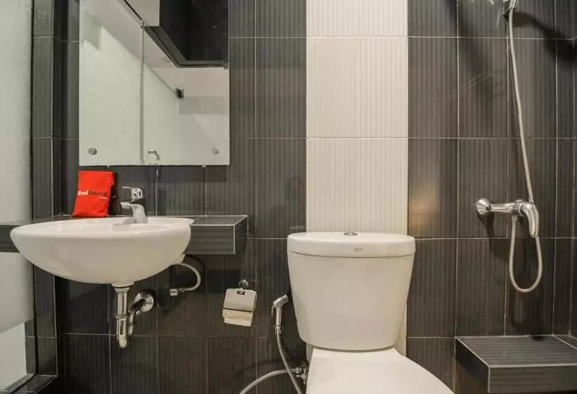 Hotelli Reddoorz Plus Near Soekarno Hatta Airport 2