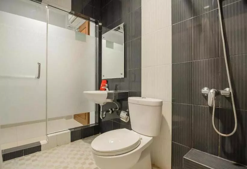 Hotelli Reddoorz Plus Near Soekarno Hatta Airport 2