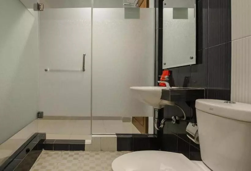 Hotelli Reddoorz Plus Near Soekarno Hatta Airport 2