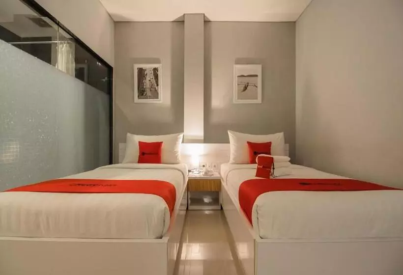 Hotelli Reddoorz Plus Near Soekarno Hatta Airport 2
