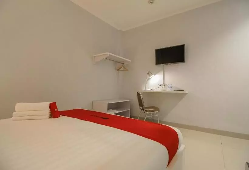 Hotelli Reddoorz Plus Near Soekarno Hatta Airport 2