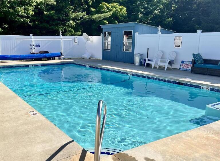 North Colony Motel And Cottages