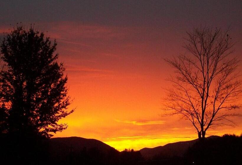 North Colony Motel And Cottages