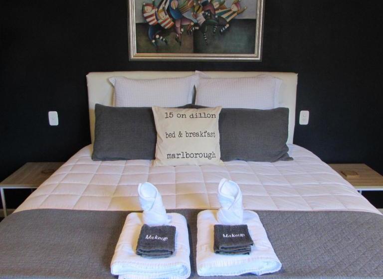 15 On Dillon Bed & Breakfast