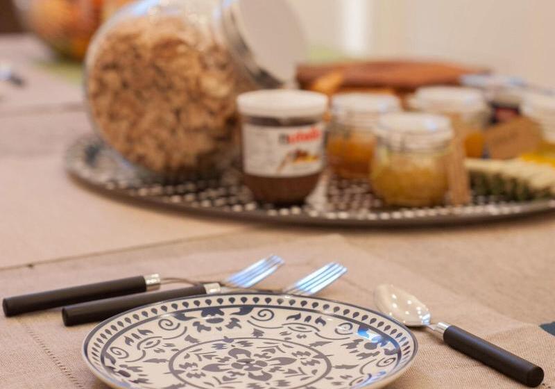 تختخواب و صبحانه Sotrani