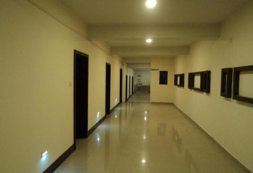 Hotel Mani's Residency