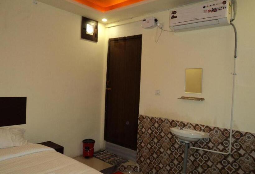 Hotel Mani's Residency