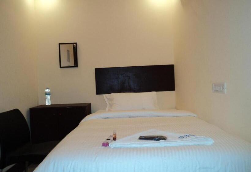 Hotel Mani's Residency