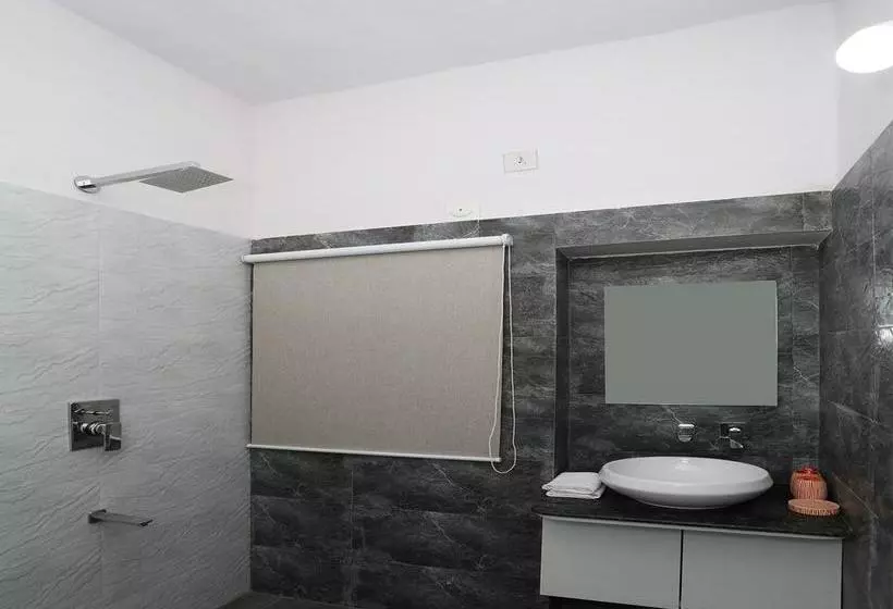 ホテル Oyo Home Near Sukhadia Circle