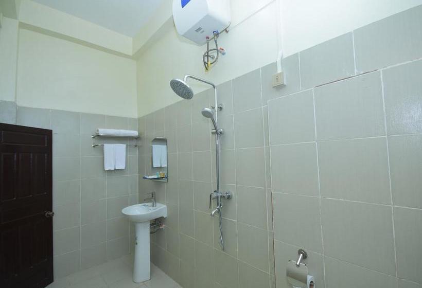 مُتل Hpaan River View