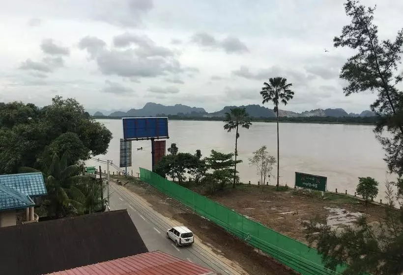 مُتل Hpaan River View