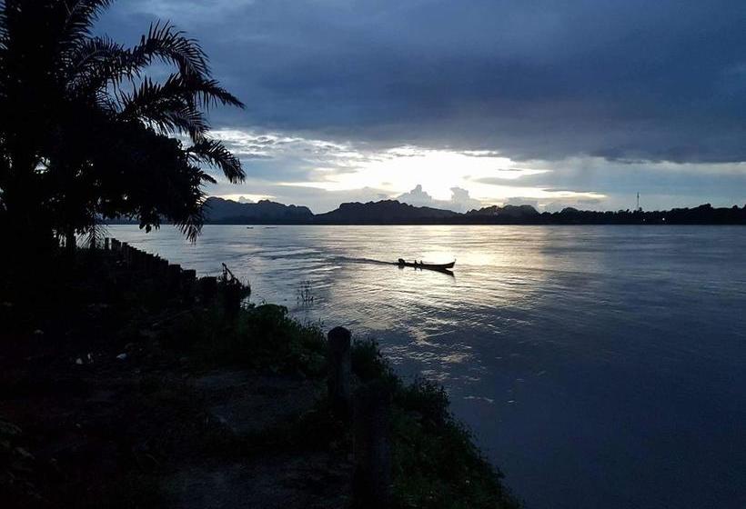 مُتل Hpaan River View