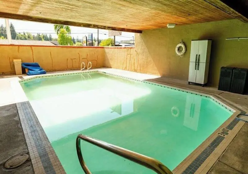 ホテル Rose City Inn And Suites