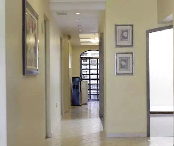 Hotelli Flores Hills