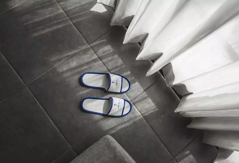 La Cecile Hotel And Cafe Komodo