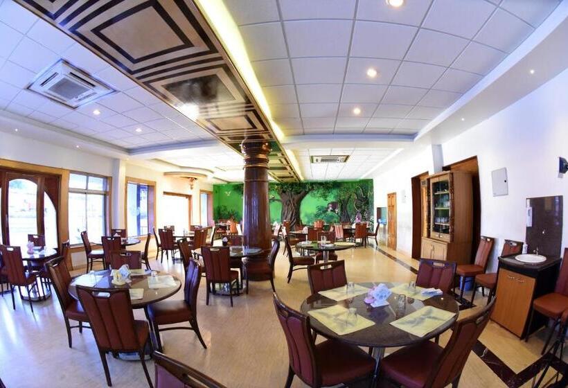 호텔 Sharada International