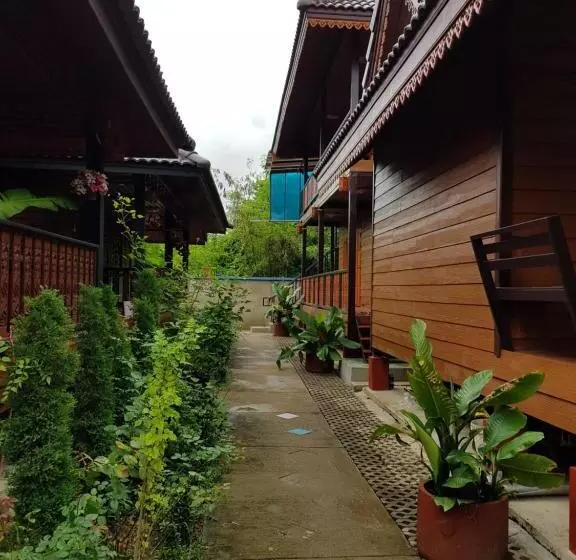 Lampang Bouteak Resort