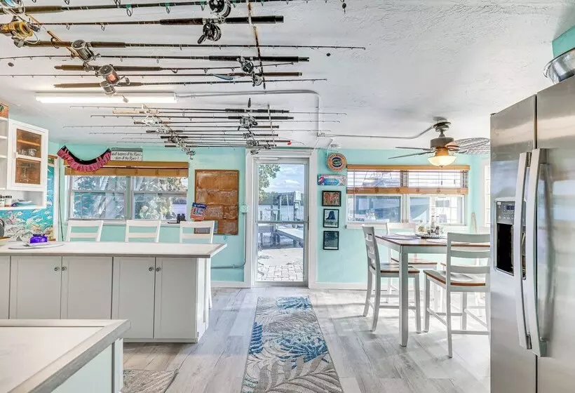 6 Mi To Beach: Riverfront Home In Ruskin!