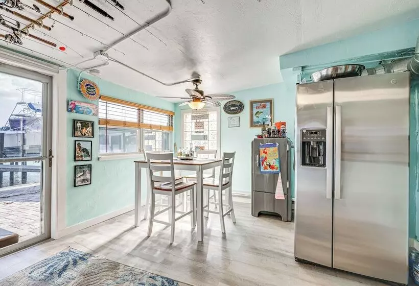 6 Mi To Beach: Riverfront Home In Ruskin!