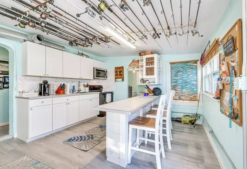 6 Mi To Beach: Riverfront Home In Ruskin!