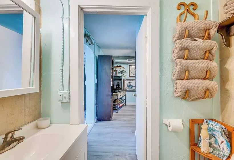 6 Mi To Beach: Riverfront Home In Ruskin!