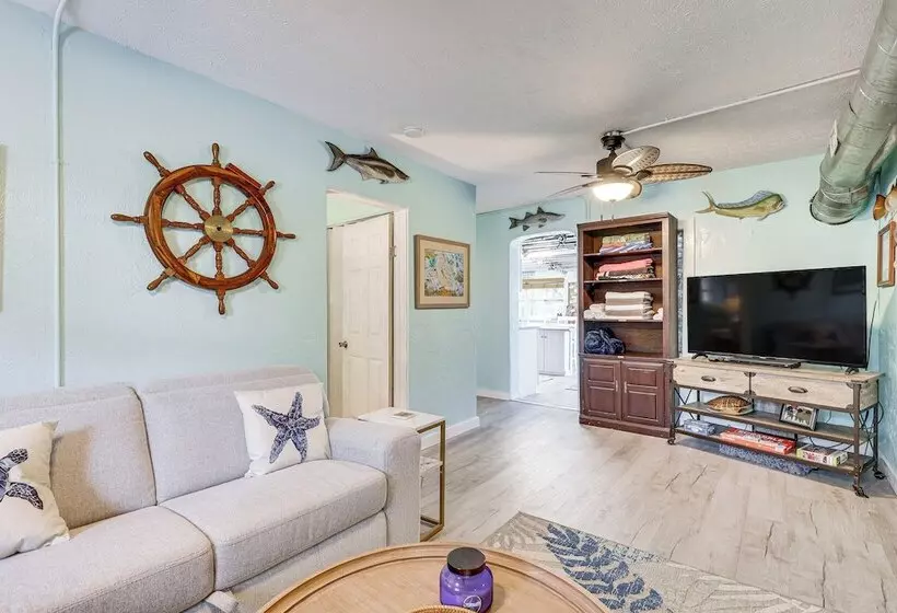 6 Mi To Beach: Riverfront Home In Ruskin!