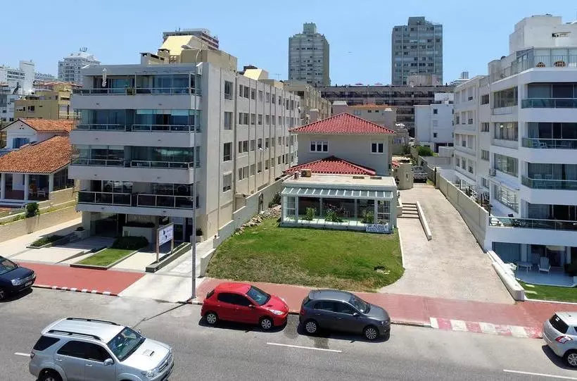 Alevines Playa El Emir Hostel & Suites