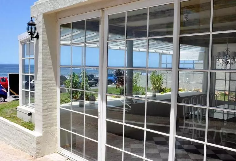 Alevines Playa El Emir Hostel & Suites