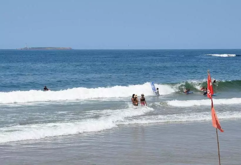 Alevines Playa El Emir Hostel & Suites